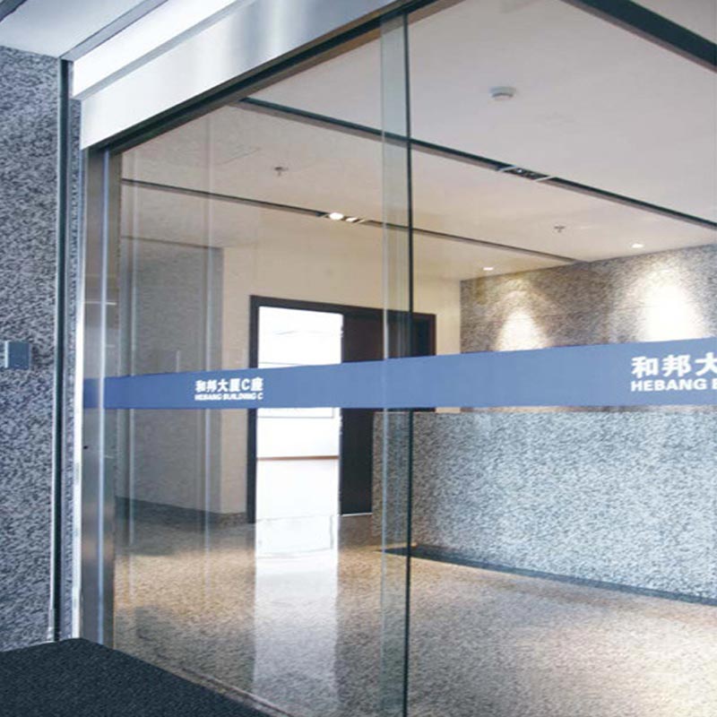 Wéi transforméiert eng automatesch Frameless Glas Dier modern Raum?